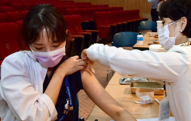 지난 17일 대전 서구 을지대병원에서 의료진이 신종 코로나바이러스 감염증(코로나19) 화이자 백신을 접종하고 있다./을지대병원 제공