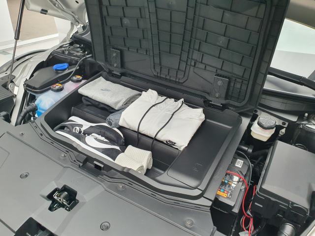 '아이오닉 5'의 후드를 여니 기존 엔진룸 자리에 마련된 앞 쪽 트렁크가 있었다./변수연기자