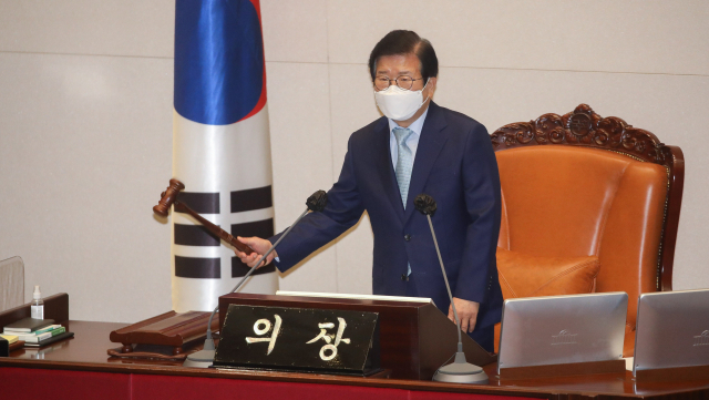 박병석 국회의장이 지난 5일 국회 본회의에서 개의 선언을 하고 있다. /연합뉴스