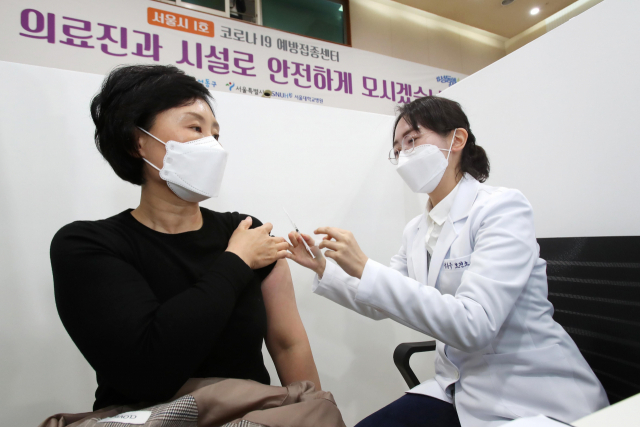 지난 18일 서울 성동구청 백신예방접종센터에서 접종 모의훈련을 진행하고 있다./연합뉴스