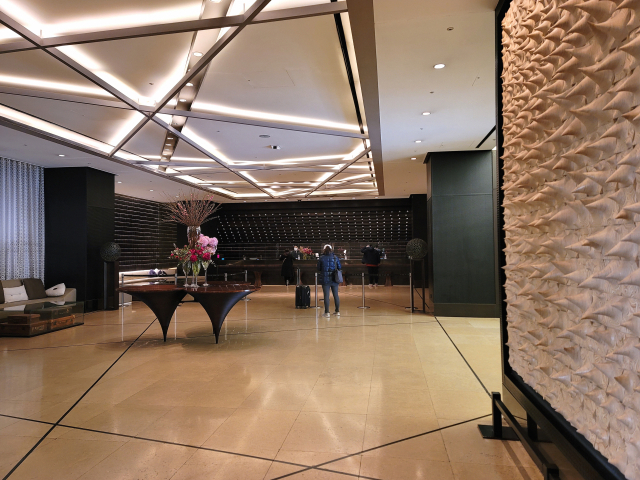 차종례의 나무 조각 ‘드러내기와 드러나기’는 호텔 리모델링 총괄 디자이너 귀도 치옴피의 가구와도 절묘하게 어우러진다.