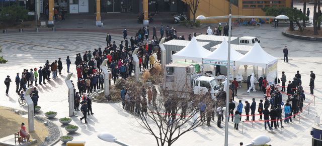 19일 오전 서울시 구로구역 앞에 설치된 코로나19 임시선별검사소를 찾은 시민과 외국인 등이 검체 검사를 위해 대기하고 있다. /연합뉴스