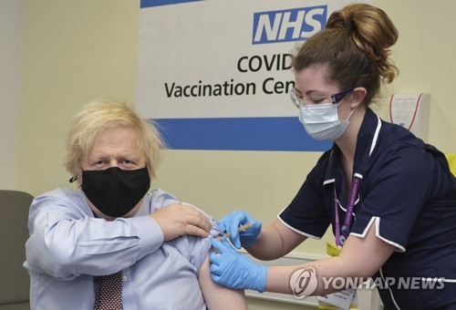 (런던 AP POOL=연합뉴스) 보리스 존슨 영국 총리가 19일(현지시간) 런던 세인트 토머스 병원에서 아스트라제네카 백신을 맞고 있다.