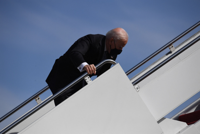 바조 바이든 미국 대통령이 19일(현지시간) 조지아주 애틀랜타로 가기 위해 워싱턴DC 인근 앤드루스 공군기지에서 전용기 에어포스원 계단을 오르다 발을 헛디뎌 중심을 잃고 있다. /사진제공=연합뉴스