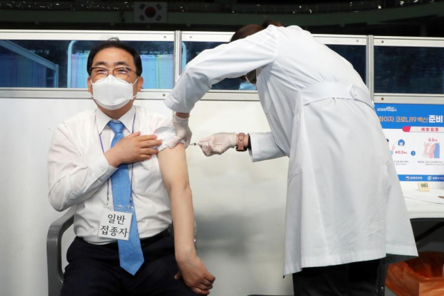 오늘부터 화이자 2차 접종 시작…'혈전 논란' AZ백신 검토결과 22일 발표