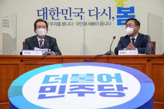 정세균 국무총리(왼쪽)가 19일 국회에서 부동산 투기 근절 대책 등을 위한 고위 당정청협의에서 발언하고 있다./권욱기자