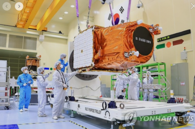 한국항공우주연구원 연구원들이 차세대 중형위성 1호 이송 준비를 하고 있다.