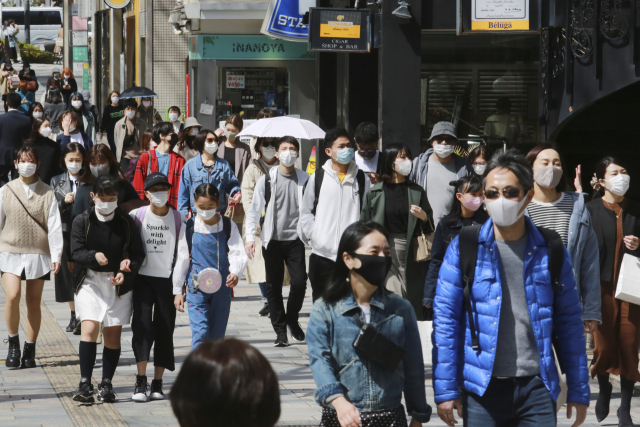 일본 수도권에 신종 코로나바이러스 감염증(코로나19) 긴급사태가 발효 중인 가운데 지난 17일 도쿄 시민들이 마스크를 착용한 채 거리를 걸어가고 있다. /연합뉴스
