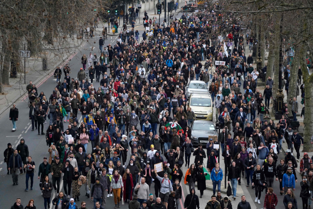 20일(현지 시간) 영국 런던에서 코로나19 봉쇄 반대 시위대가 거리를 행진하고 있다. /AFP연합뉴스