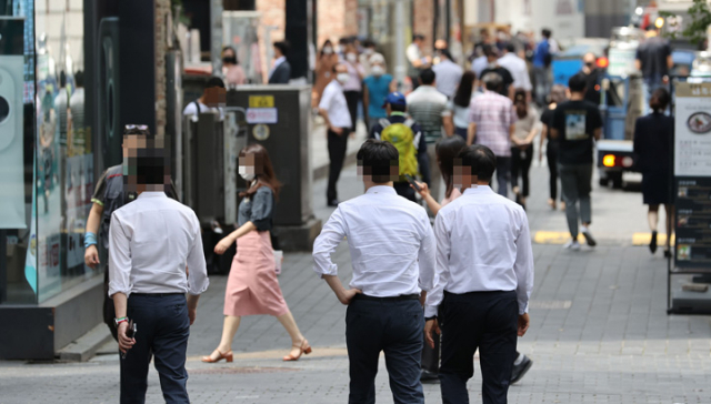 명동 거리를 걸어가고 있는 직장인들. 사진은 기사 내용과 직접적인 관련이 없음. /연합뉴스