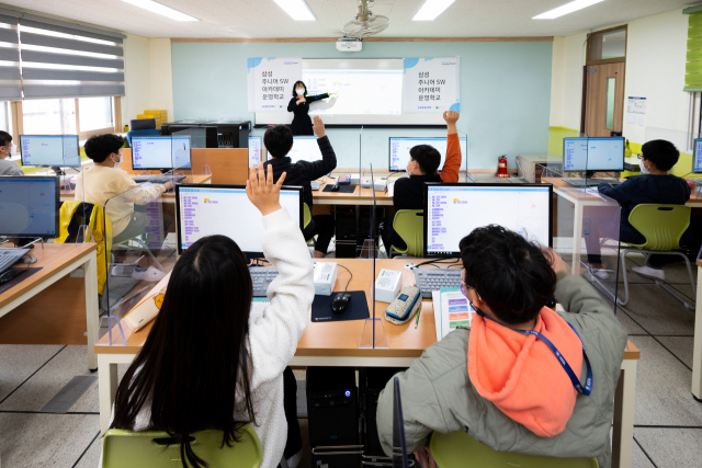 ‘삼성 주니어 SW 아카데미’를 운영하는 충청북도 ‘괴산명덕초등학교’에서AI 수업이 진행되고 있다. /사진제공=삼성전자