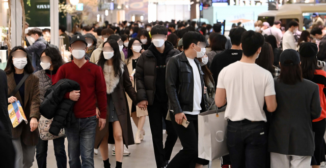 주말인 21일 서울의 한 백화점이 고객들로 붐비고 있다. /권욱 기자