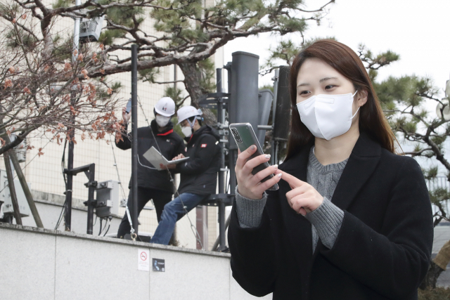 KT 직원들이 지난 1월 서울 종로구 KT 광화문사옥에 시범적으로 구축한 5G 단독모드(SA) 네트워크를 이용해 체감품질을 점검하고 있다./사진제공=KT