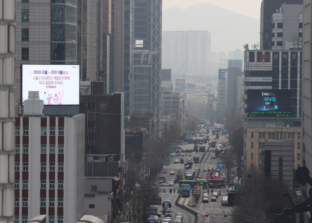 19일 오전 미세먼지 농도가 ‘나쁨’을 나타낸 가운데 서울 시내가 뿌옇게 보이고 있다. /연합뉴스