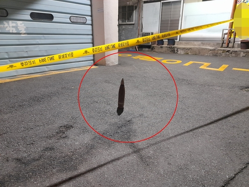 70대 남성 A씨가 22일 도로에 놓인 쓰레기더미에서 포탄을 발견해 중구 내동 인천 중부소방서 전동119안전센터 앞으로 옮긴 뒤 신고했다. /연합뉴스
