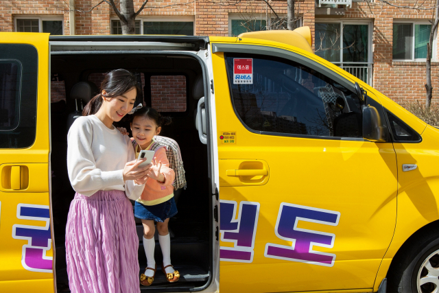 에스원이 22일 차량관제 솔루션 ‘유비스’를 어린이 통학차량에 적용키로 했다고 밝혔다. 한 학부모가 유아 승·하차 여부를 모니터링할 수 있는 유비스 서비스를 스마트폰을 통해 확인하고 있다./사진 제공=에스원