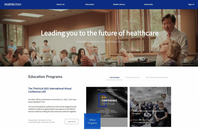 신준식 자생한방병원 설립자가 외국 의료진에게 한의학 교육을 하는 모습을 소개한 자생메디컬아카데미 홈페이지 화면.