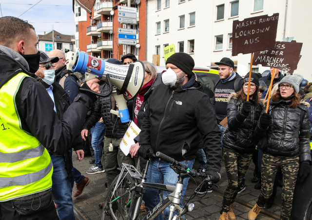 지난 20일(현지 시간) 독일 카셀에서 정부의 코로나 19 봉쇄령 해제를 요구하는 시위대가 경찰과 대치하고 있다. 이날 카셀에는 전국에서 2만 명이 모여 시위를 벌였다. /AFP연합뉴스