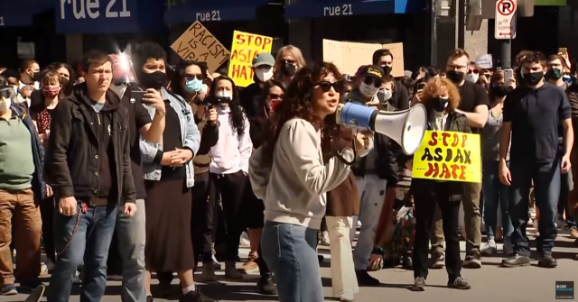 할리우드 배우 샌드라 오가 지난 21일 미국 펜실베이나주 피츠버그에서 열린 증오범죄 규탄 집회에 참석해 연설을 하고 있다./출처=CBS 피츠버그 유튜브 캡처