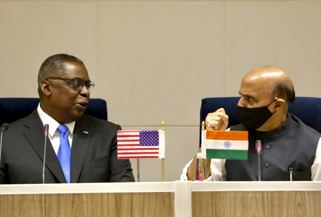 라지나트 싱(오른쪽) 인도 국방장관이 20일(현지 시간) 뉴델리에서 자국을 방문한 로이드 오스틴(왼쪽) 미국 국방장관과 회담한 후 공동성명을 발표하고 있다./뉴델리=AFP연합뉴스
