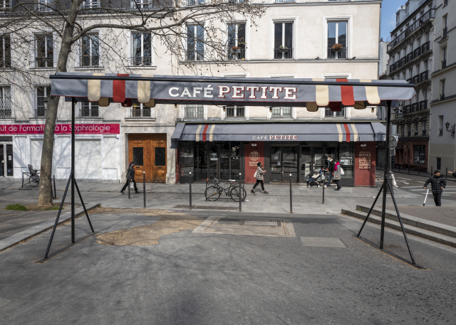지난 20일(현지 시간) 코로나19 재유행으로 4주 동안 이동제한조치가 내려진 프랑스 파리의 한 카페가 영업을 중단한 모습./AP연합뉴스