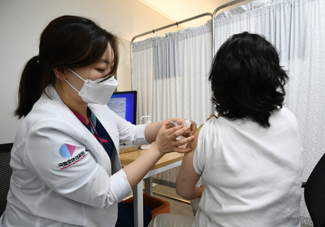 지난 20일 서울 종로구 국립중앙의료원 접종센터에서 대상자들이 백신을 맞고 있다. /연합뉴스
