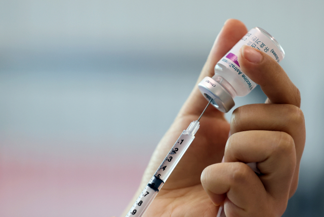 유럽연합(EU) 고위 관계자는 22일(현지시간) 코로나19 백신 접종을 통해 오는 7월까지 유럽 국가들의 집단면역을 달성할 수 있을 것이라는 전망을 내놓았다. /연합뉴스
