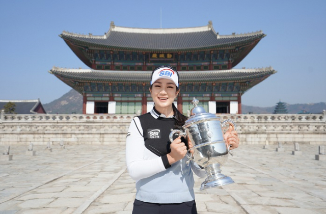 최근 서울 경복궁에서 US여자오픈 트로피를 들고 사진을 찍은 김아림./사진 제공=USGA