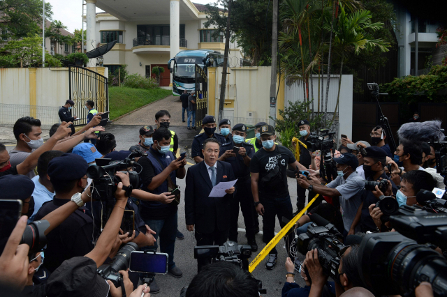 말레이시아와 외교 관계를 끊은 북한의 김유성 대사대리가 지난 21일(현지시간) 쿠알라룸푸르의 북한대사관을 철수하기 전 정문 앞에서 성명을 발표하고 있다./AFP연합뉴스