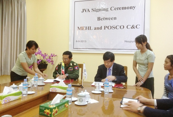 2013년 포스코강판과 당시 미얀마 정부 관계자가 '미얀마포스코강판' 생산라인 착공을 위한 합작계약서에 서명하고 있다./사진제공=포스코강판
