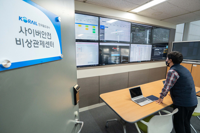 한국철도 직원이 사이버안전 비상관제센터에서 통합보안관제 시스템을 점검하고 있다. 사진제공=한국철도