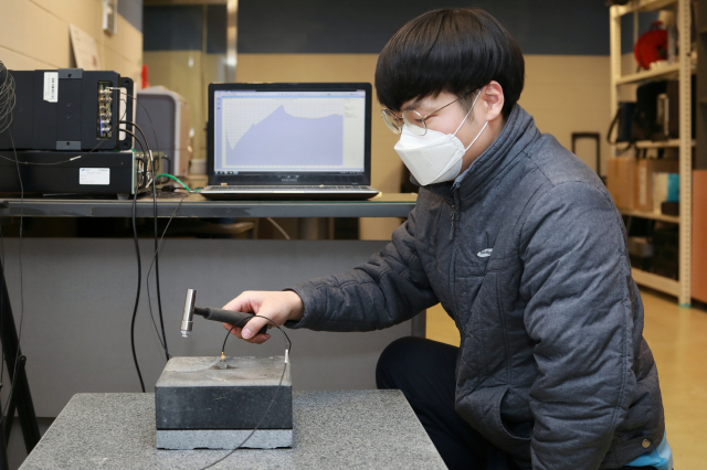 삼성물산 층간소음연구소 연구원이 층간소음 저감 기술 실험을 하고 있다. /삼성물산 제공