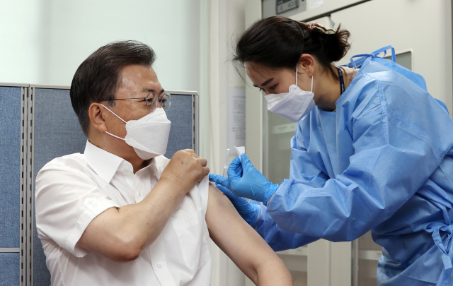 AZ 맞은 탁현민 '열감 나지 않아...文, 오전 일정 진행 중'