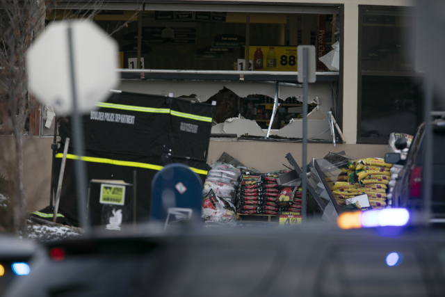 22일(현지시간) 총격 사건이 발생한 미국 콜로라도주 볼더의 '킹 수퍼스' 식료품점 유리창들이 깨져 있다./AP연합뉴스