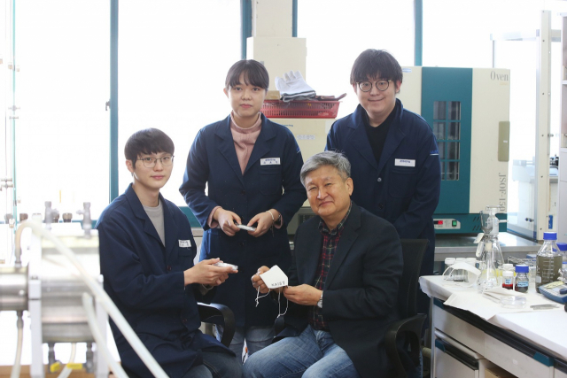 KAIST 생명화학공학과 김도현(사진 앞줄 오른쪽) 교수와 곽병은(〃왼쪽) 석박통합과정, 이응준(〃뒷줄 오른쪽) 석박통합과정, 유효정(〃왼쪽) 박사과정, 사진제공=KAIST