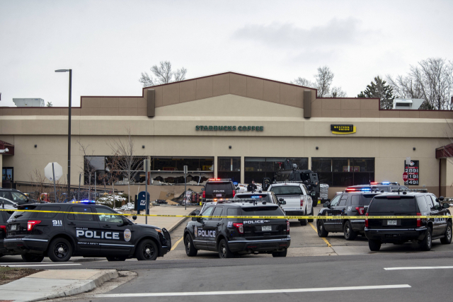 22일(현지시간) 총격 사건이 발생한 콜로라도주 볼더발생한 콜로라도주 볼더의 킹 수퍼스 식료품점에 경찰이 대거 출동해 있다. /AFP연합뉴스