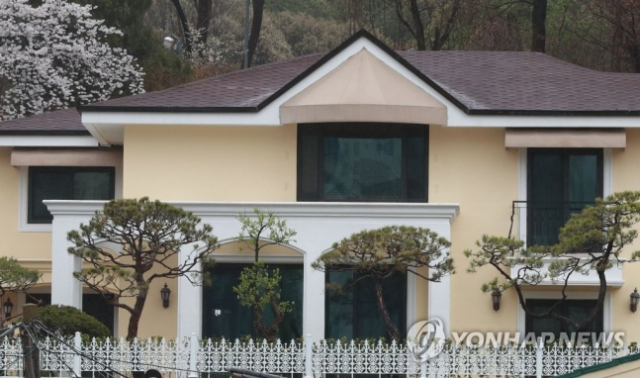 검찰, '215억 벌금·추징금 미납' 박근혜 자택 압류
