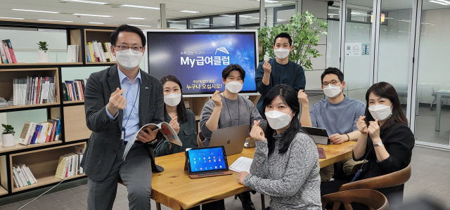 My급여클럽 서비스를 개발한 신한은행 디지털마케팅부 직원들이 지난 18일 서울 중구에 위치한 본사 회의실에서 회의 중에 손가락으로 하트 모양을 그리고 있다. /사진=신한은행