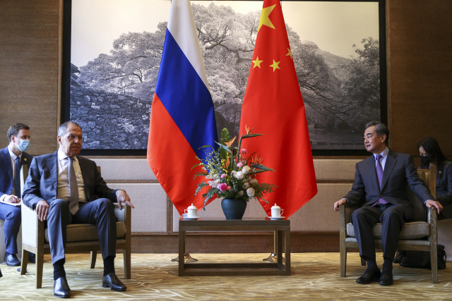 1박 2일 일정으로 중국 방문에 나선 세르게이 라브로프 러시아 외무장관이 지난 22일 베이징에서 왕이 외교부장과 회담하고 있다./AP연합뉴스