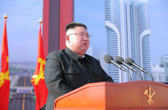 김정은 북한 국무위원장이 23일 평양에 주택 1만세대를 짓는 착공식에 참석해 연설하고 있다. /연합뉴스