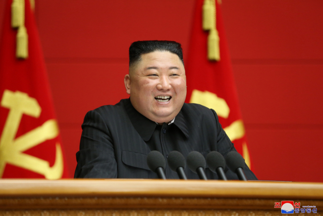 김정은 국무위원장이 지난 6일 제1차 시·군당 책임비서 강습회에서 웃음을 띠며 발언하고 있다. /연합뉴스