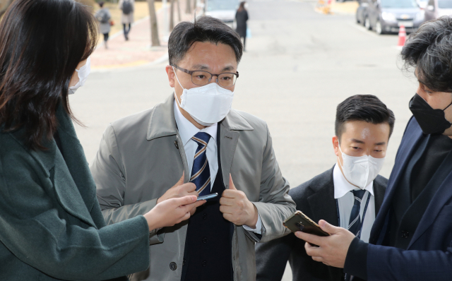 김진욱 고위공직자범죄수사처장이 24일 오전 정부과천청사에 출근하며 취재진의 질문을 받고 있다./연합뉴스