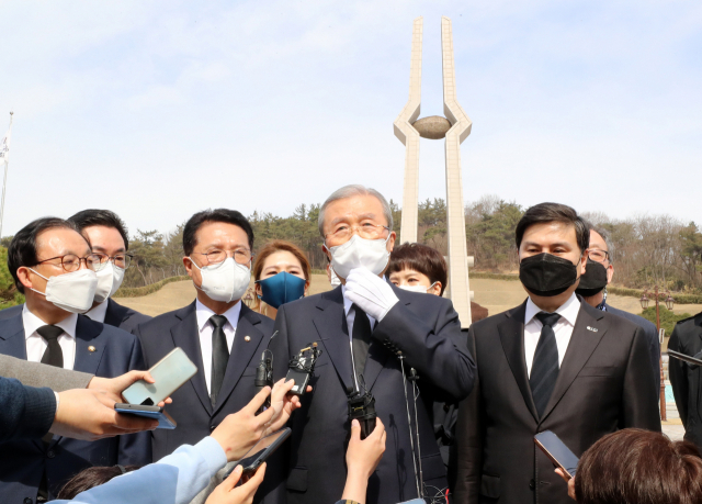 김종인 국민의힘 비상대책위원장이 24일 오전 광주 국립5·18 민주묘지를 참배하고 기자들 질문에 답하고 있다./연합뉴스