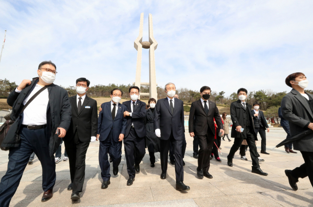 김종인 국민의힘 비상대책위원장이 24일 오전 광주 국립5·18 민주묘지를 참배하고 다음 일정을 위해 이동하고 있다. /연합뉴스