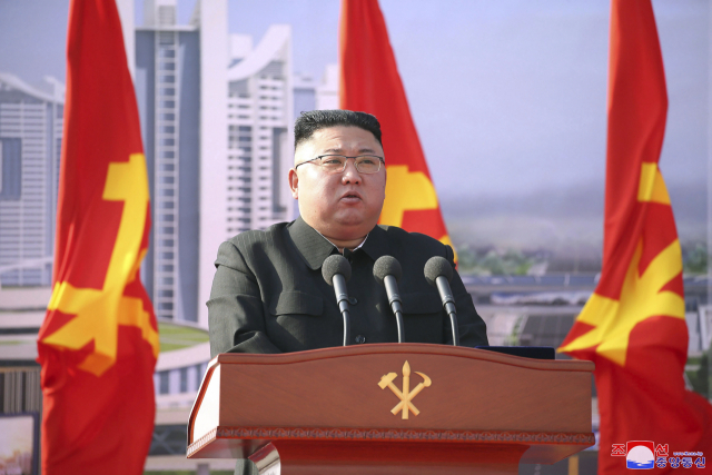 김정은 북한 국무위원장이 23일 평양에 주택 1만세대를 짓는 착공식에 참석해 연설하고 있다./연합뉴스