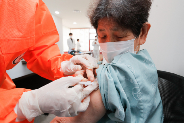 지난 23일 오전 광주 북구 동행요양병원에서 65세 이상 환자들이 아스트라제네카(AZ) 백신을 접종 받고 있다./연합뉴스