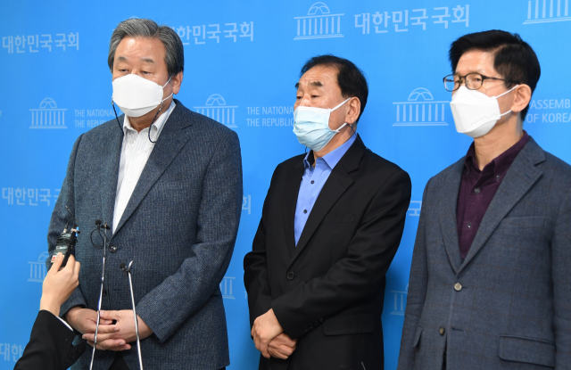 김무성 국민의힘 전 의원과 폭정종식 비상시국연대 공동대표인 이재오 전 의원과 김문수 전 경기도지사가 지난 18일 오후 서울 여의도 국회 소통관에서 오세훈 국민의힘 후보와 안철수 국민의당 후보가 직접 만나 단일화할 것과 김종인 비상대책위원장의 즉각 사퇴를 요구하고 있다. /연합뉴스