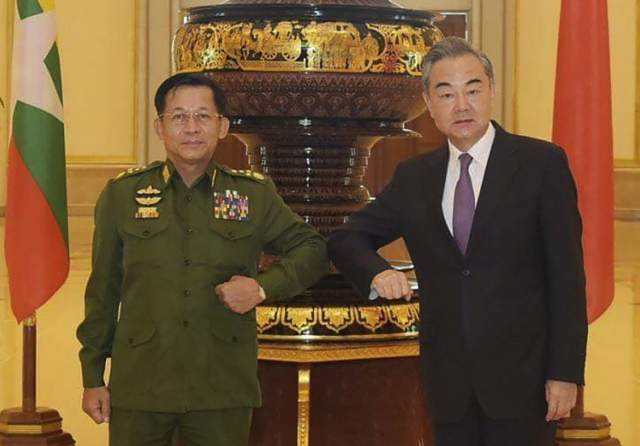 미얀마를 방문한 왕이 중국 외교부장이 지난 1월12일 민 아웅 흘라잉 미얀마군 최고사량관을 만나 팔꿈치 인사를 하고 있다. 이후 20일만에 미얀마에서는 군사 쿠데타가 일어났다. /AP연합뉴스