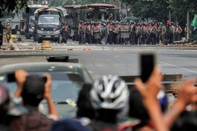 지난 3월 3일 미얀마의 제2 도시 만달레이에서 쿠데타에 반대하는 시위대가 군경과 대치하고 있다. /로이터연합뉴스