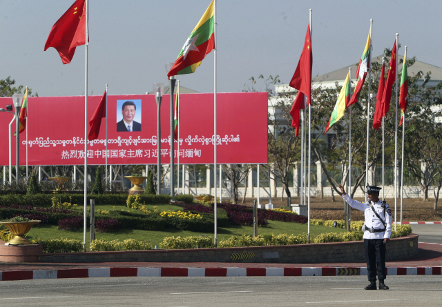 지난해 1월 17일 시진핑 중국 국가주석의 미얀마 방문을 환영하는 플래카드가 수도 네피도 거리에 걸려있다. 그해 시진핑의 유일한 해외 순방지가 미얀마였다. /AP연합뉴스